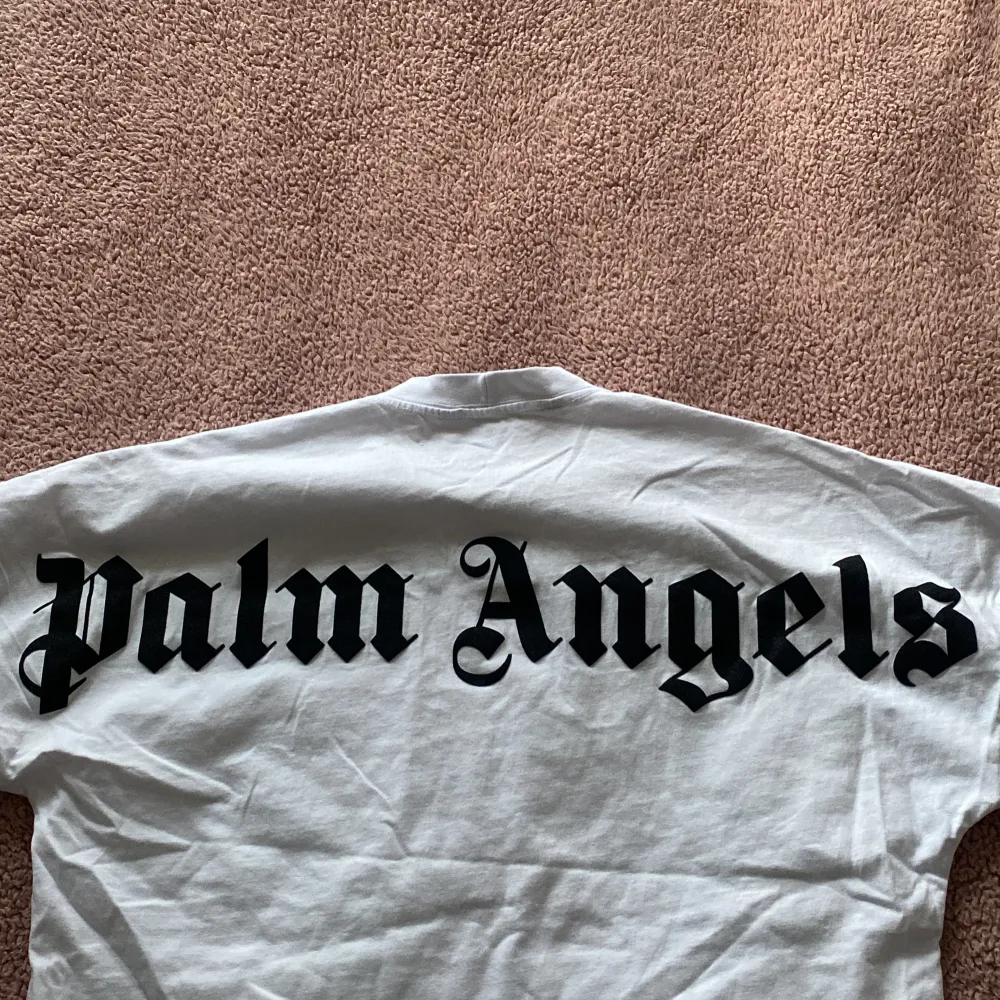Palm angels t-shirt, använd endast en gång, passar både killar och tjejer o passar mellan stl xs-m. T-shirts.