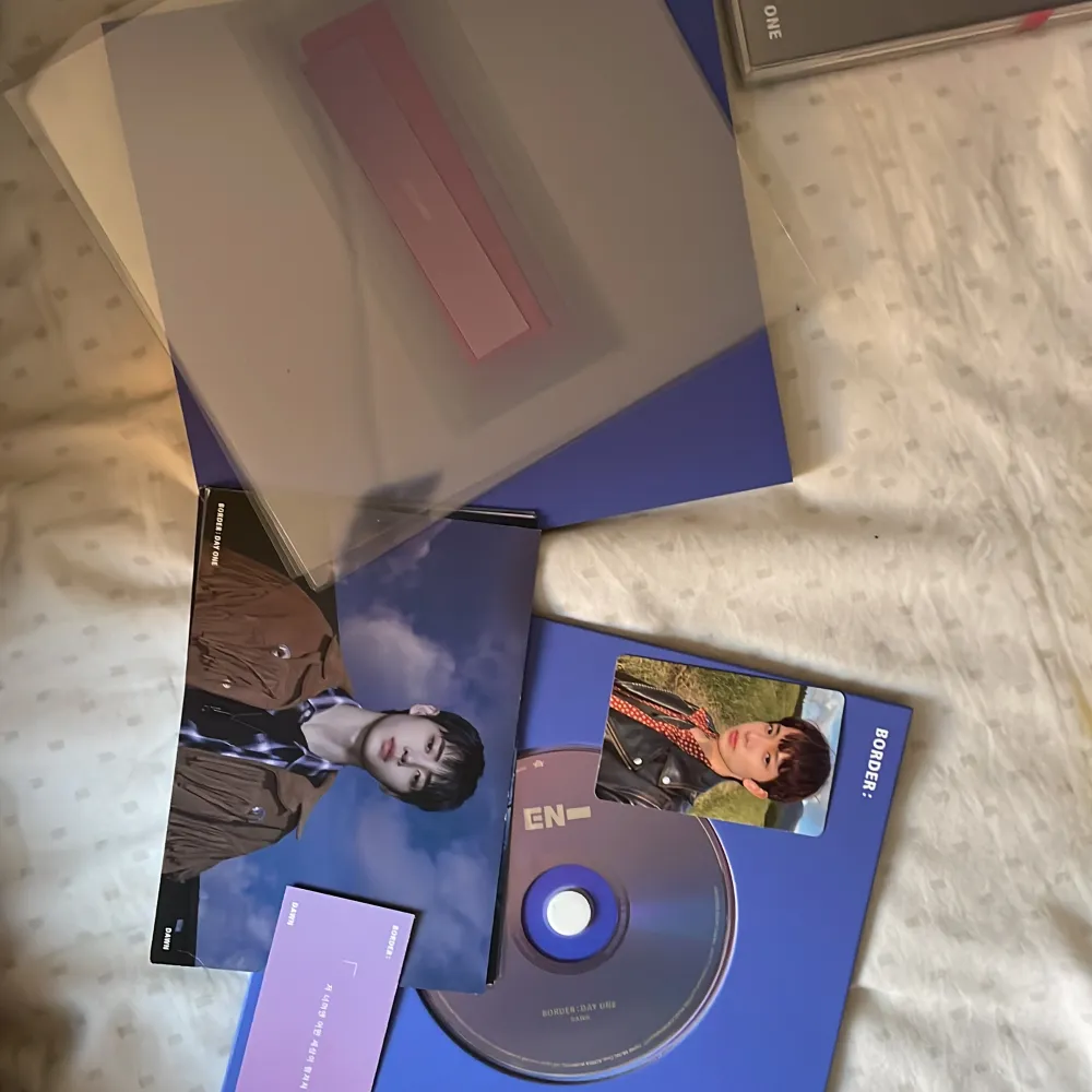 Båda versioner av enhypens debut album. Alla post Cards för respektive album finns ( sammanlagt 16 st ) och vars 1 photocard . Accessoarer.