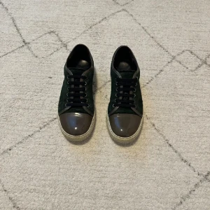 Lanvin - Säljer nu mina lanvins , de är i ett väldigt bra skick och fräscha. Färgen grön med en mörkgrön/brungrön glansig topp, skorna är inte skadade på något ställe. Storlek uk8 42 men passar även 43