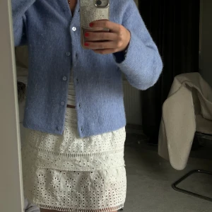 Vit blommig kjol  - Säljer den här otroligt söta kjolen från zara! Pris kan diskuteras.