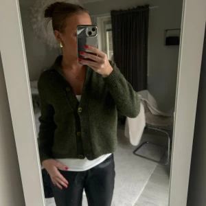 Stickad grön tröja  - Säljer den här super fina stickad mossgröna tröjan, använt endast en gång och har inga defekter! 