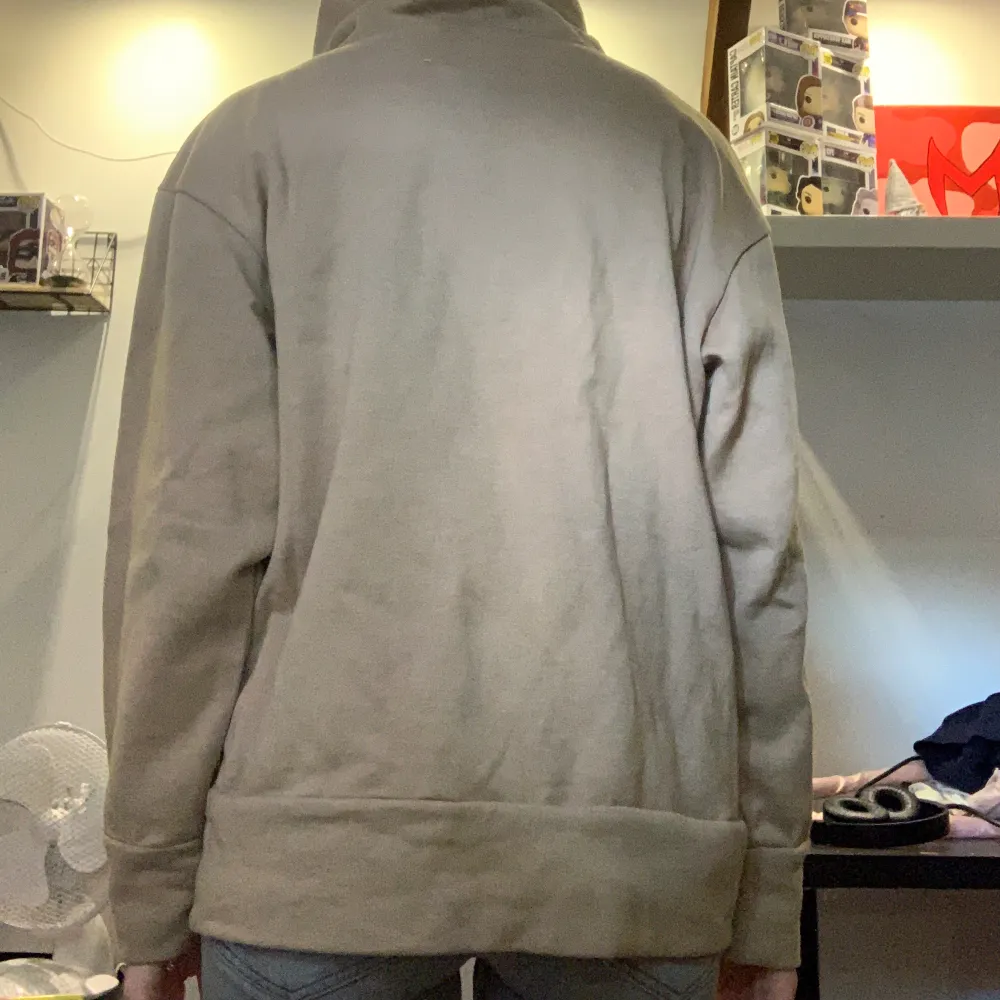 En superskönt brun/beige hoodie från lager 157 som är i helt nyskick och är aldrig använd, köparen står för frakt. Hoodies.