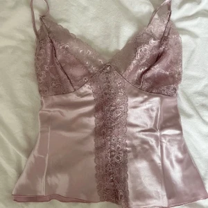 Rosa spets linne - Säljer detta rosa spets linne i storlek s som ja köpte på plick men som tyvärr var förlitet 