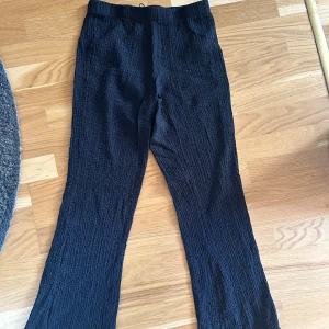 Utsvängda byxor - Utsvängda byxor, Thighta. Struktur på tyget