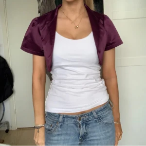 Bolero - Säljer denna extremt snygga och trendiga bolero. Perfekt skick!