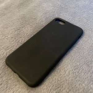 Svart iPhone skal - iPhone skal, det står att det ska passa till både iPhone SE 2020 och nya iPhone SE. Har provat det på min iPhone SE och det passade på den. Aldrig använt det. Du kan köpa ett av skalen eller båda. Säljer fler skal, köper du fler blir det billigare.