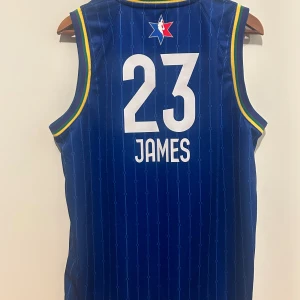 Jersey - Oanvänd lebron james jersey, skicket är 10/10. Pris går att diskutera och skriv vid minsta fråga ele fundering. 