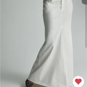 Utsvängd jeanskjol - Kjolen är helt ny från Nelly(endast testad hemma)  Säljer pga att den var för stor för mig❣️ Bilden är tagen från nellys hemsida! 