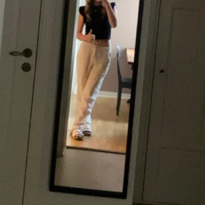 Linnebyxor - Säljer mina linnebyxor från zara köpta på herr då de tyvärr blivit för små. Passar alltså både tjej och kille. Använda flertal gånger men är i bra skick (dock skrynklig på bild 2&3) Bara att höra av er vid frågor💓