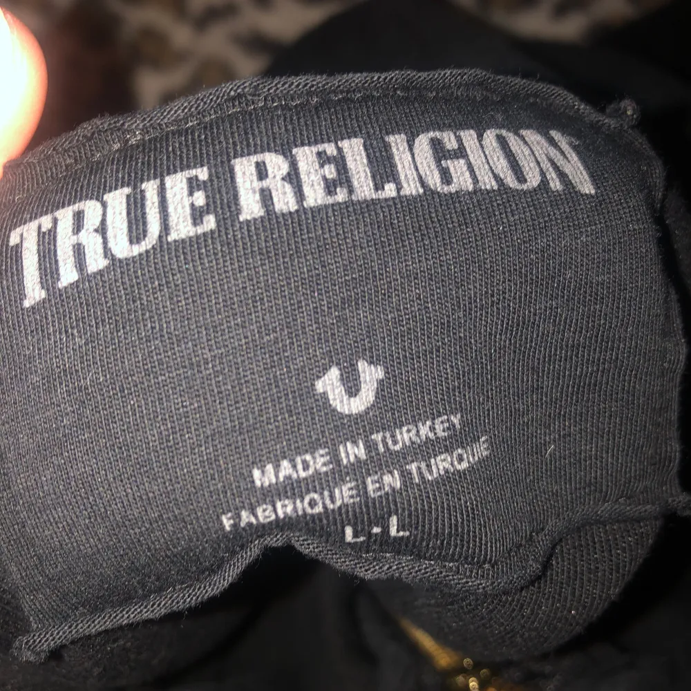 Äkta true religion hoodie med guld detaljer. Säljer då den inte kommer till användning. Skriv för fler bilder 😊 . Hoodies.