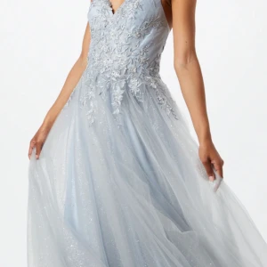 SUPERSNYGG OCH SOMMMRIG BALKLÄNNING!!! - Perfekt för balen!! Nyskick! Endast använd en gång. Sååå drömmig och snygg! Skriv gärna om ni har några funderingar!