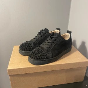 Christian Louboutin - Tjena säljer dessa feta ”Christian Louboutin” skor. Skick: 8/10 Storlek: 40 (passar 41) Tillkommer: original box, 2 dustbags, extra spikar, extra skosnören, Kvitto. Hör av er för mer frågor👍