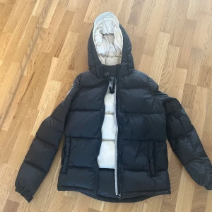 Säljer Dbrand jacka pga att jag förskaffat mig en ny . 💞  - Storlek S, färger svart, beige. Bra skick 💞💞
