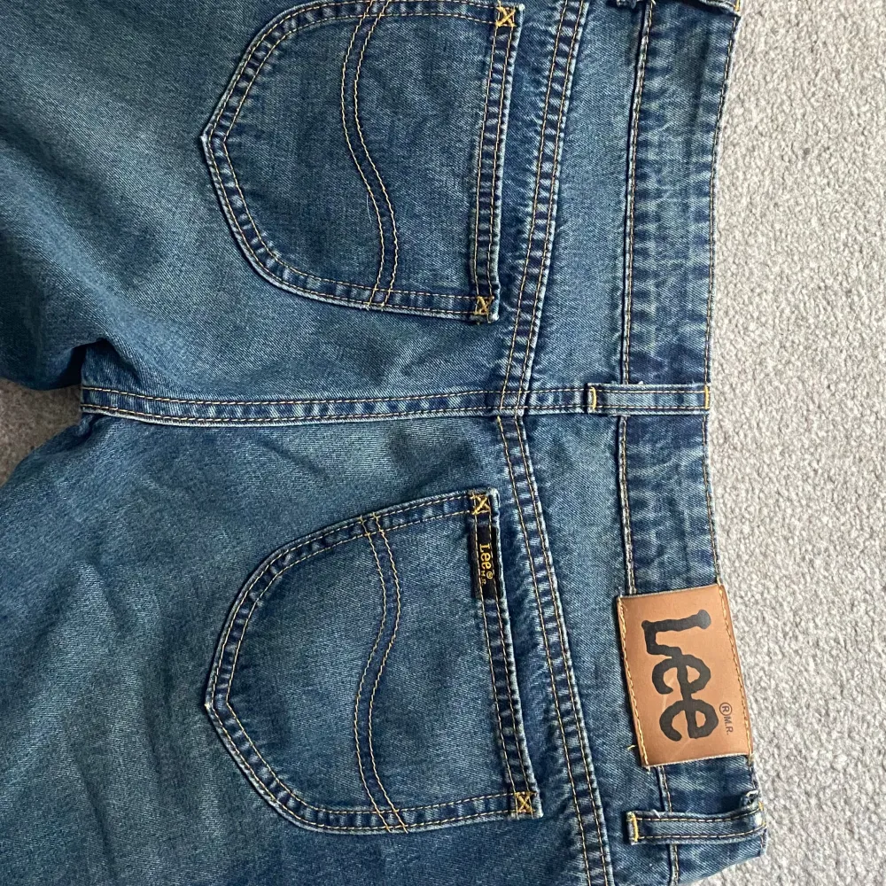 Superfina lågmidjande jeans från Lee. Kvaliten är som ny endast använt fåtal gånger. Storlek 28x32. Säljer för att jag tycker det är lite väl lågmidjade.. Jeans & Byxor.