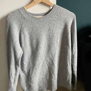 Grå stickad  - Grå stickad tröja från vero moda, lite nopprig men annars bra skick 🤗