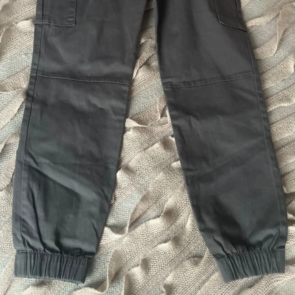 Sprillans nya gråa cargo pants med mudd från Cubus, namn ”L Eve Pant”. Storlek 36. Orginalpris 400kr. Nu 250kr + frakt.. Jeans & Byxor.