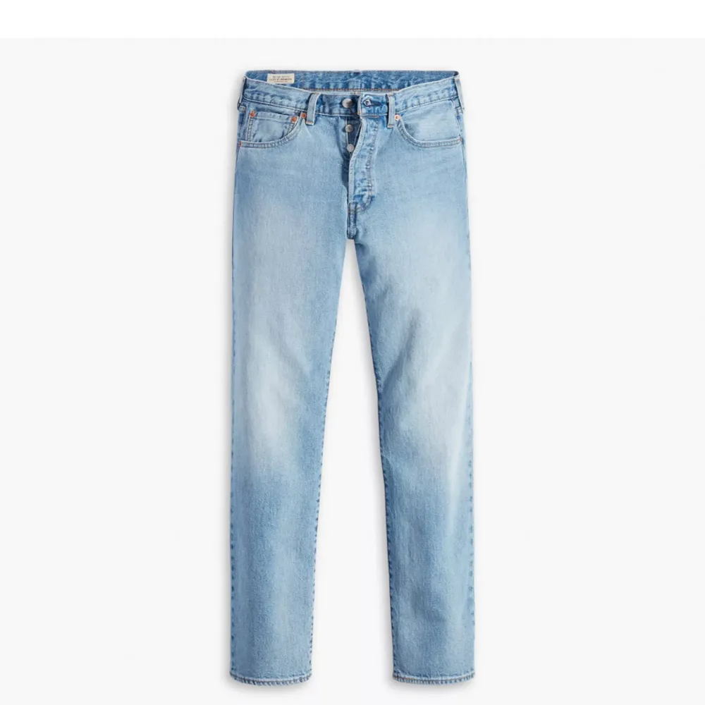 Säljer ett par blå Levis jeans 501.  Storlek 36/32, använda fåtal gånger då det var fel storlek. . Jeans & Byxor.