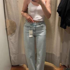 Säljer mina raka jeans från Zara. Använda 5 gånger men passar tyvär inte längre. Jag är 175cm lång och de går ned på fötterna