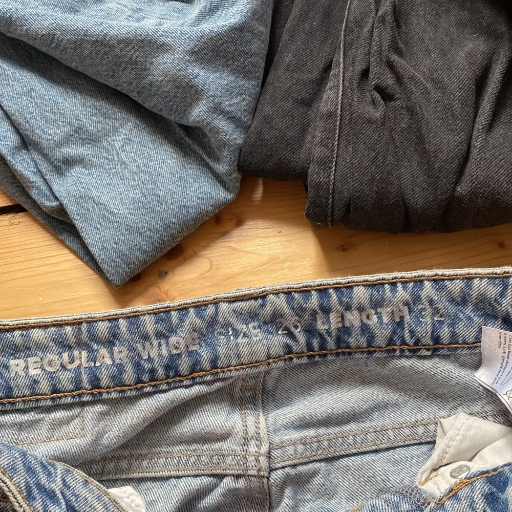 Säljer dessa jeansen från Bikbok i modellen ”JP REGULAR WIDE 550”, dem är högmidjade med utsvängda ben. Säljer vardera par för 150+frakt. Kan skicka fler bilder vid intresse🩵. Jeans & Byxor.