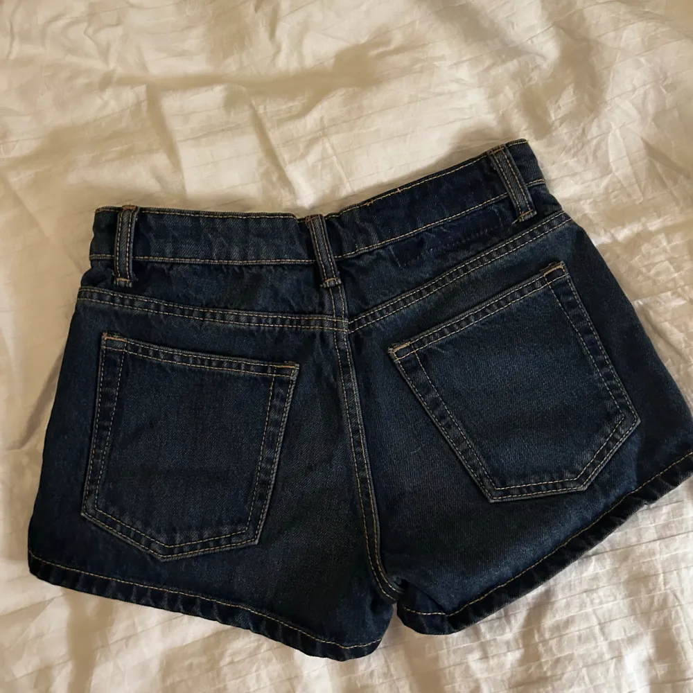 Säljer nu mina fina low waist jeansshorts från zara då jag inte använder de längre. Mycket fint skick, använda ett fåtal gånger💋 nypris 400kr. Shorts.