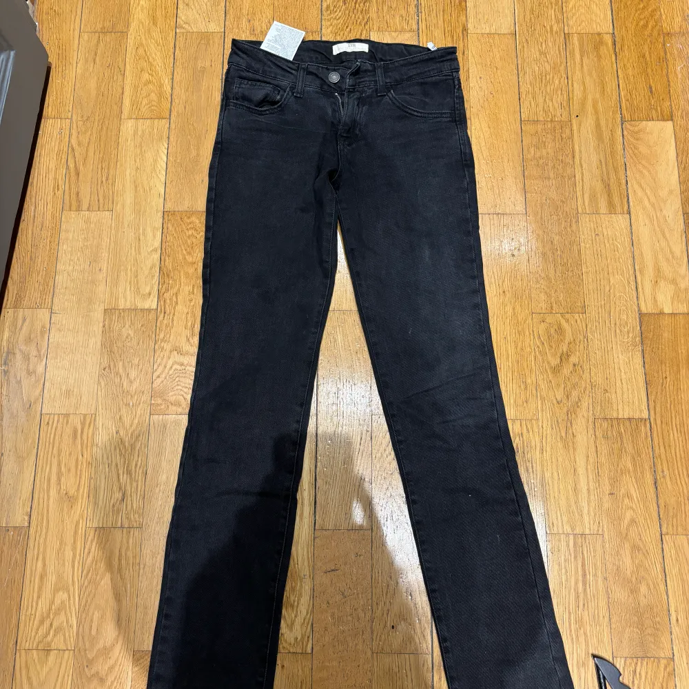 Säljer dessa svarta raka jeans från zalando (STR) då de är för små för mig.   Säljer för 200kr + frakt.💞 . Jeans & Byxor.