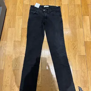 Säljer dessa svarta raka jeans från zalando (STR) då de är för små för mig.   Säljer för 200kr + frakt.💞 