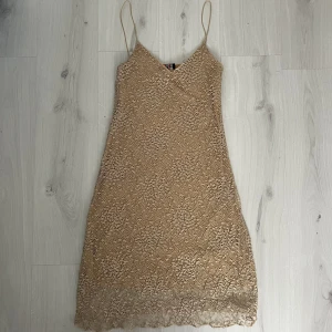 Klänning - Är i fint skick & oanvänd