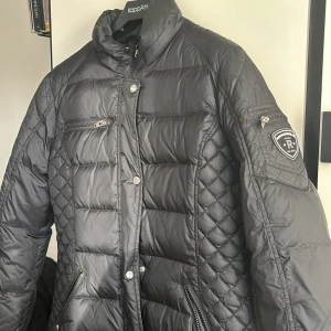 Lång rock and blue jacka - Lång rock and blue jacka utan luva.   Om det önskas kan jag ta fler bilder privat och visa de hur det sitter på♥️♥️