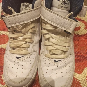 Nike Air Force 1 mid  - Som ny, endast använd ett fåtal gånger. Storlek 40.5