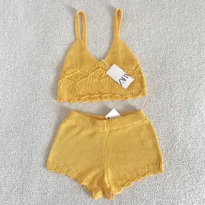 Gulligt gult virkat set från ZARA med shorts och virkad topp.