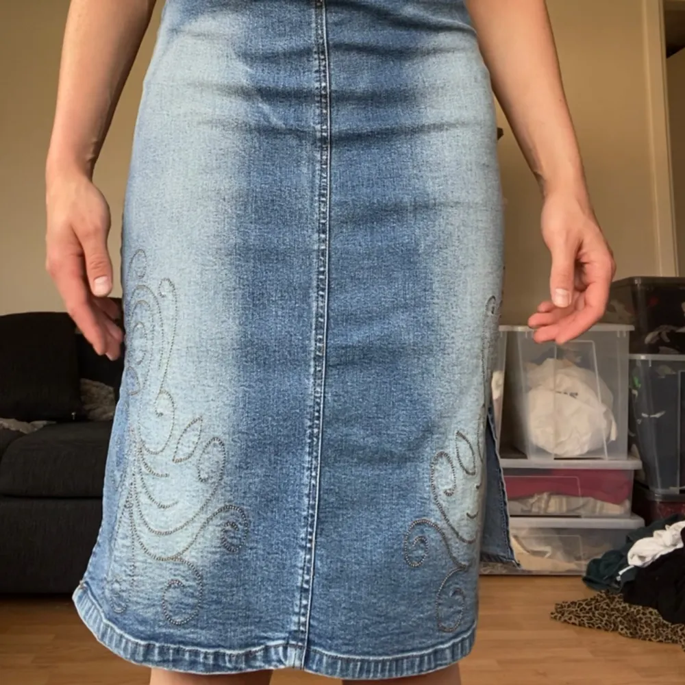 Real vintage denim dress with embroidery, will fit a size XS/S possibly a medium as it does have a lot of stretch . Klänningar.