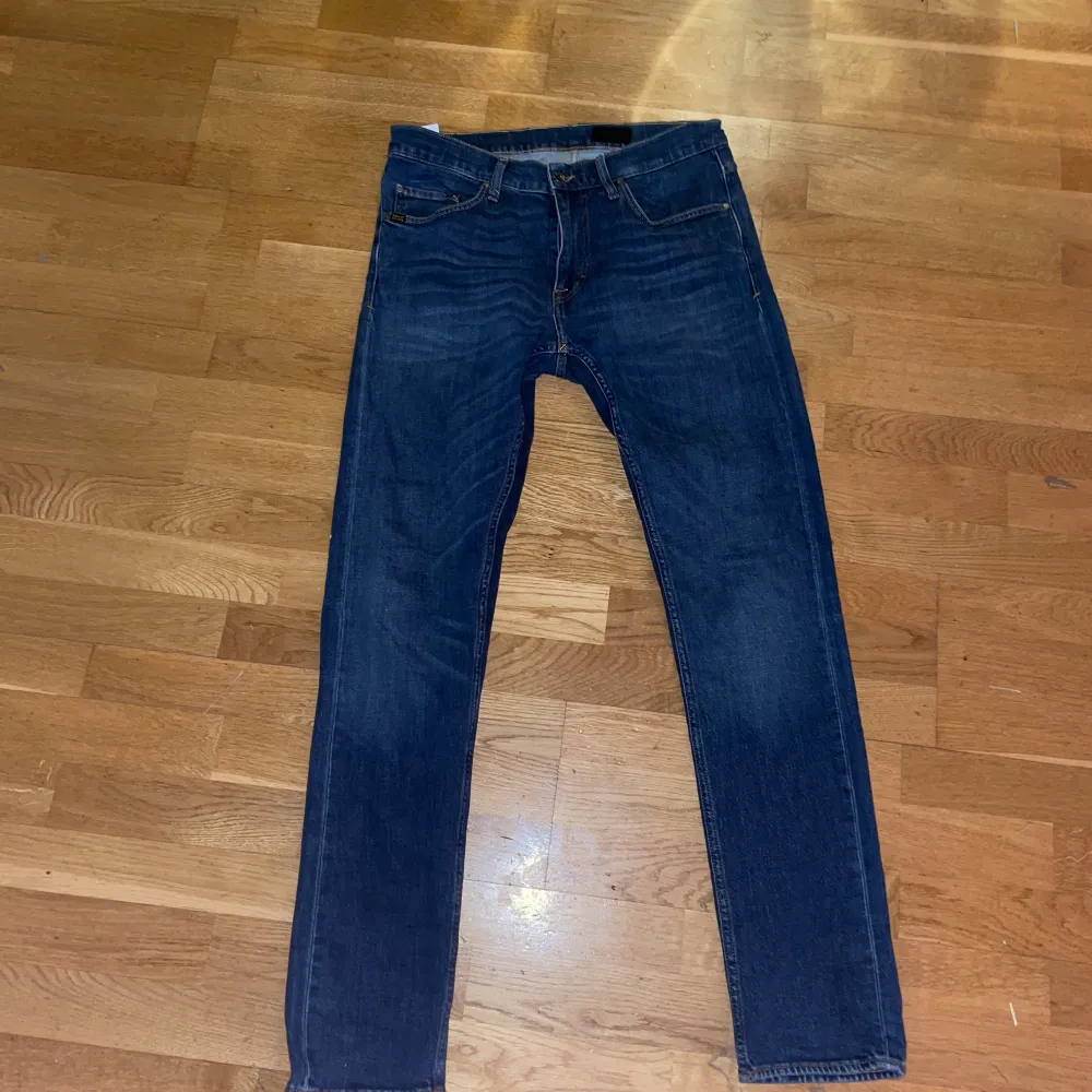 Tja säljer dessa tiger of Sweden jeans i 10/10 skick jeansen är i storlek 29:32 och modellen på bilden är 184 cm lång. Skriv för ytterligare frågor. Jeans & Byxor.