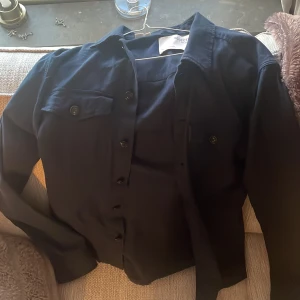 Overshirt  - Storlek m knappt använd inga skador