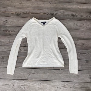 Stickad tröja vit - Jättefin vit stickad tröja i fint skick. Storlek m💫