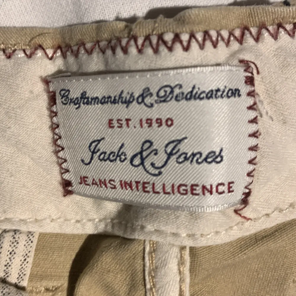 Säljer dessa shorts från Jack & Jones i chinos material eftersom dom är för små. Skick 9/10. Shorts.