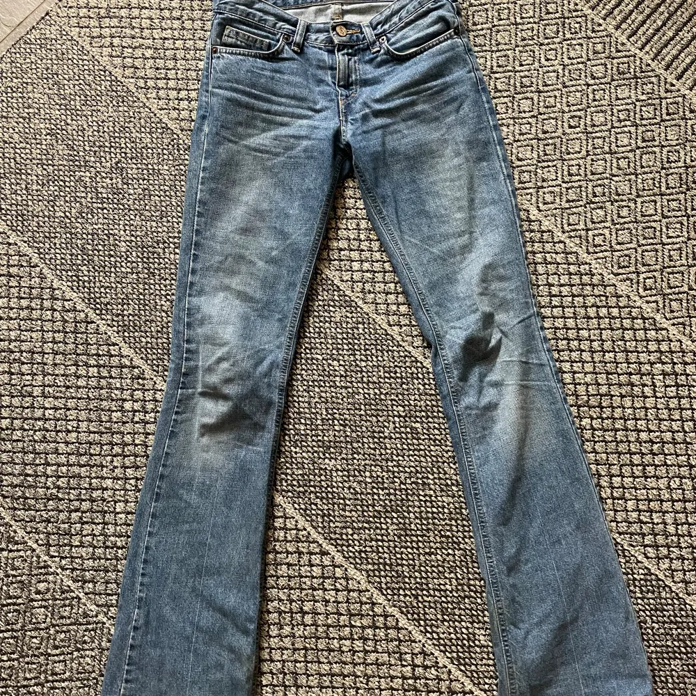 Supersnygga lågmidjade  jeans från fornarina. Säljer dessa då jag inte använder de längre. Jag är 168 och dom är lite för långa på mig. Jeansen är i mycket bra skick. Köparen står för frakten.💕. Jeans & Byxor.