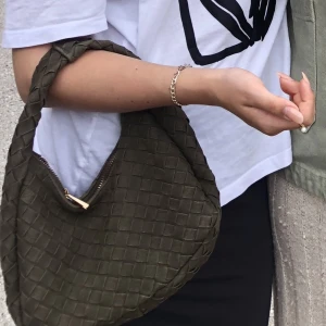 Olivgrön väska  - Superfin flätad väska! 