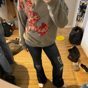 Jätte fin tröja💓 - En jätte fin tröja som är köpt på secondhand och är lite sliten med det är inte något som syns!