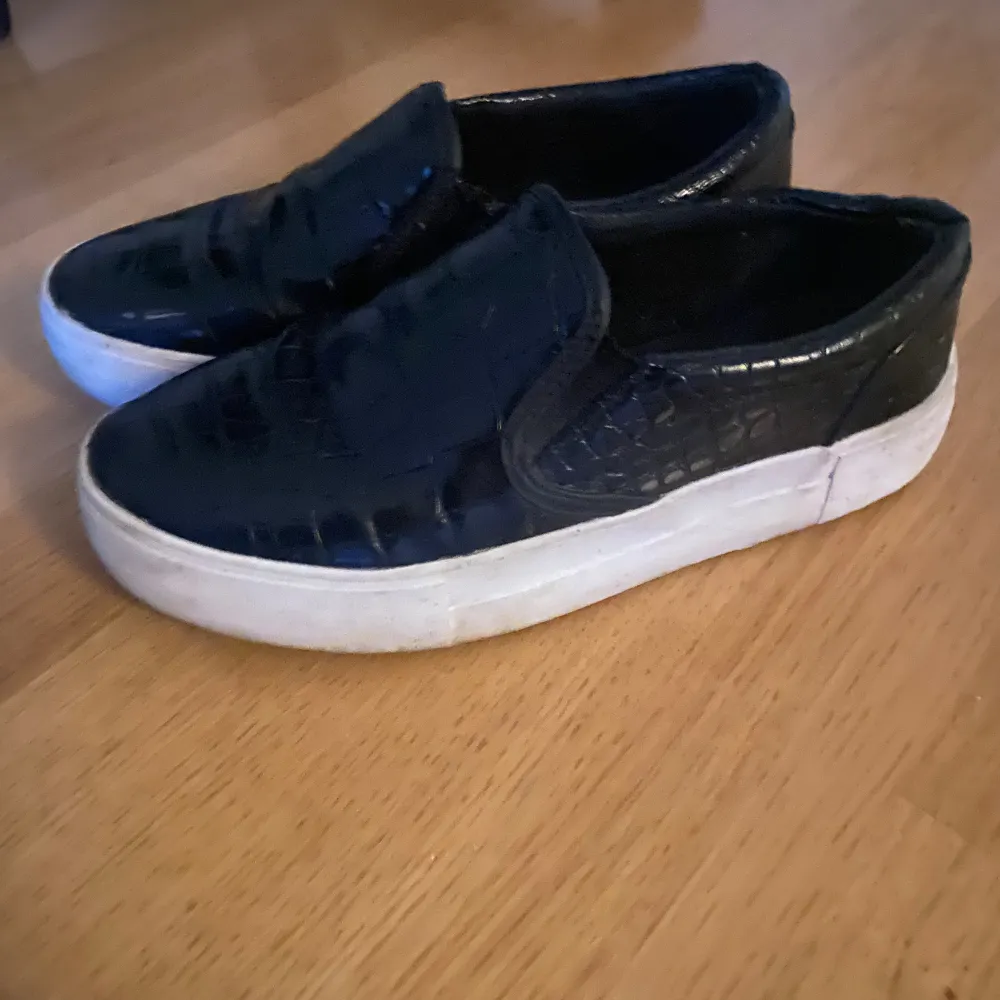 Säljer dessa croc-mönstrade svarta skorna från NA-KD. Har endast använt ett fåtal gånger, och skicket är bra! Säljer då dem ej kommer till användning.. Skor.