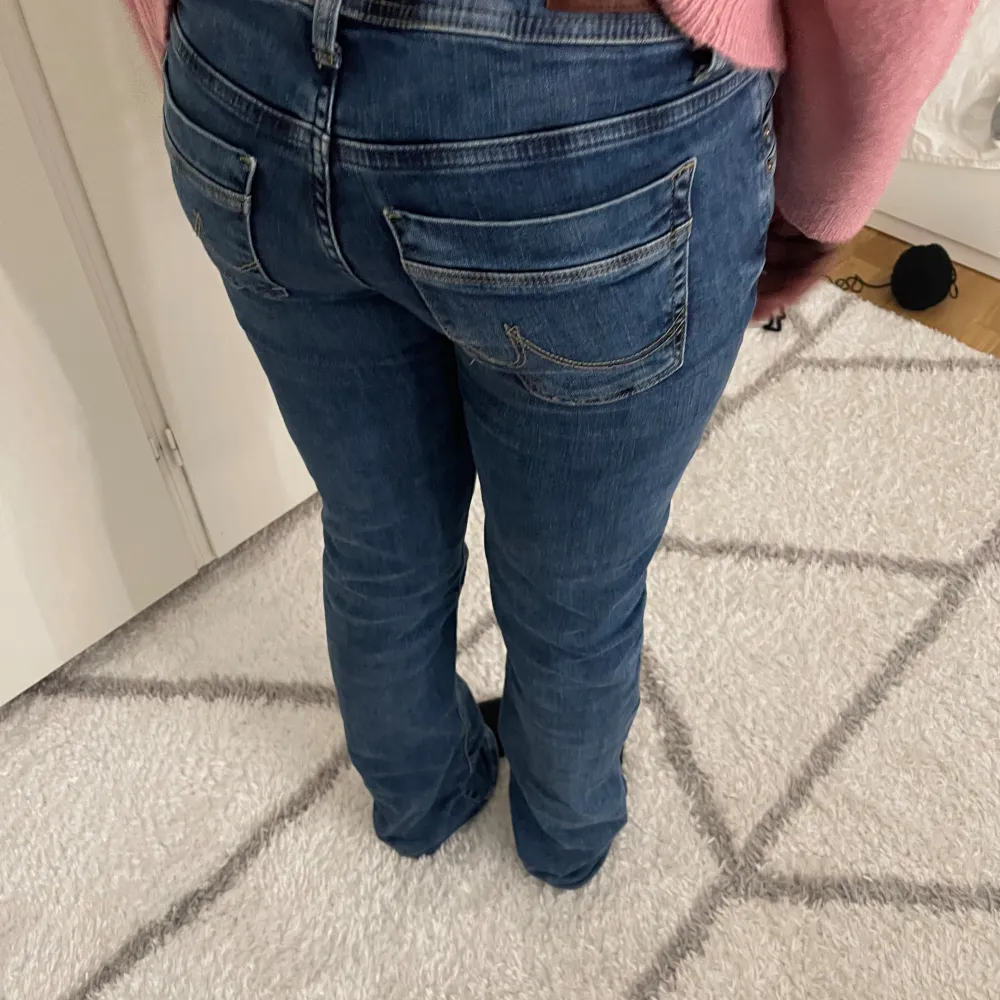  Vill sälja dessa jeans då dom är för stora för mig men kan även tänka mig byta storlek med någon ifall ni har 26/30/32 SKRIVVV!! . Jeans & Byxor.