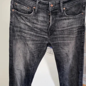 jeans  - Säljer mina feta slimmade Jack & Jones jeans i modellen Mike som sitter slimmat och gött.Hör av er vid frågor skick 9/10. Köpta i butik för 900 ish kronor men säljs billigt. Pris är inte hugget i sten. 