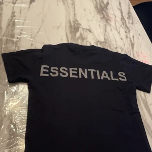 Essentails t shirt - Helt ny 