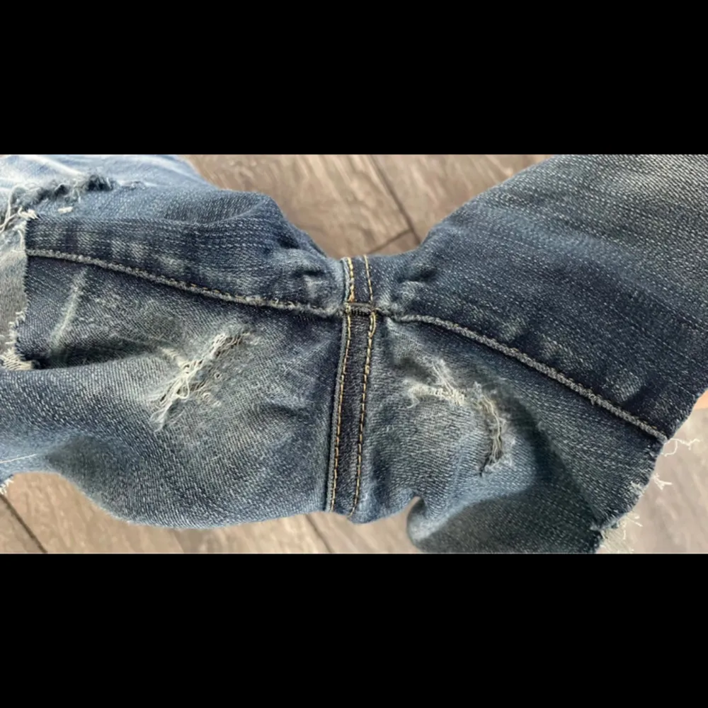 Replay jeans som jag har klippt till jeansshorts med lite slitna detaljer. Väldigt slitna och urtvättade vid skrevet (se sista bilden). Shorts.