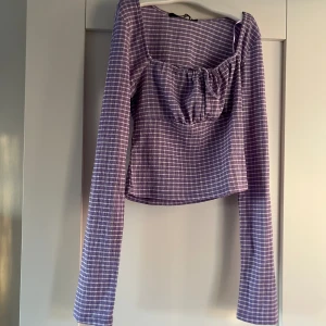 Lila topp - Fin lila topp, aldrig använd men nu för liten, XS topp från utförsäljning på BikBok