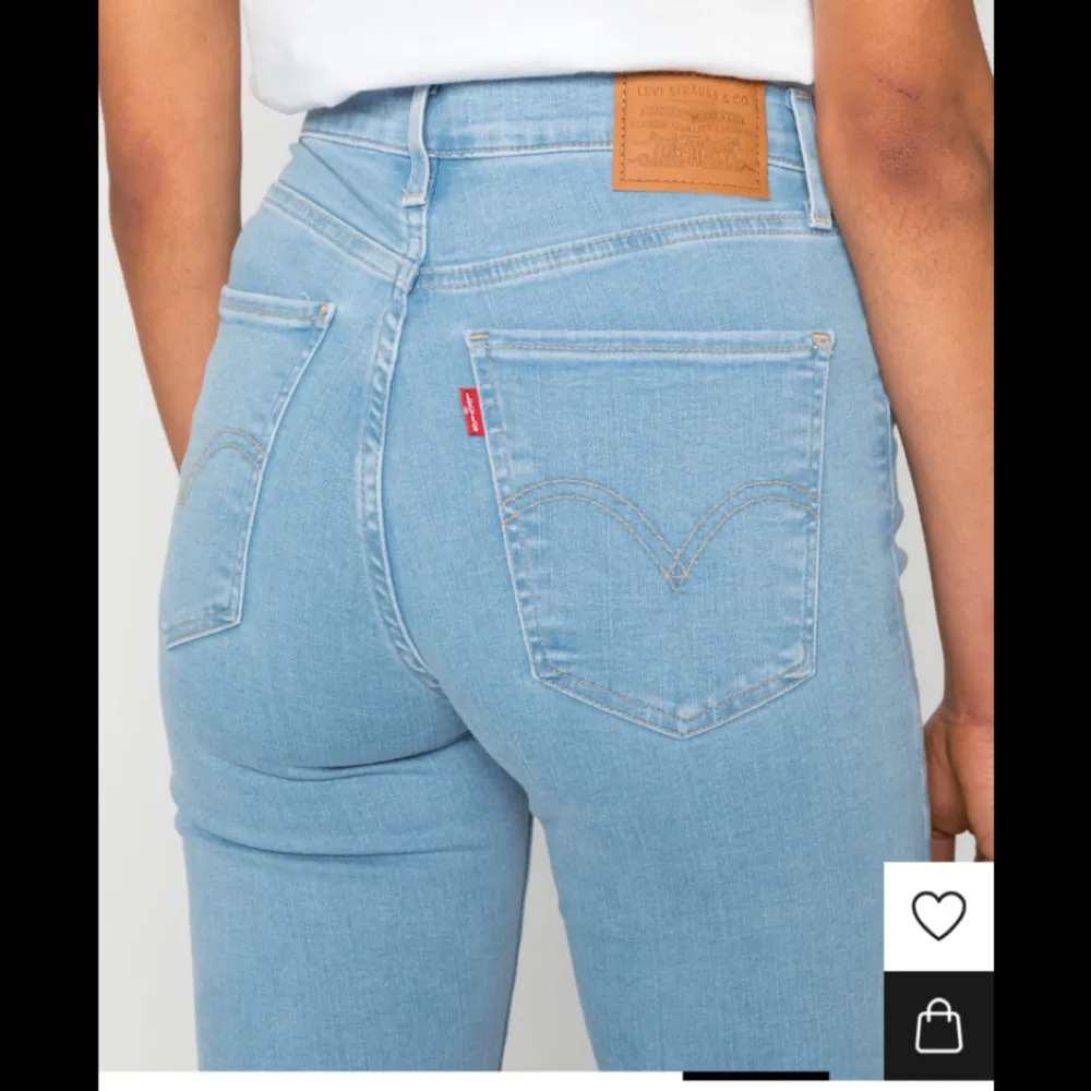 Blåa mile High super skinny jeans i färgen light indigo. Slutsålda på hemsidan💙 nypris 1200kr. Jeans & Byxor.