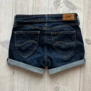 Lågmidjade uppvikta jeansshorts från Lee som jag har klippt av ett par byxor. Kan inte hitta storlek men skulle säga XS/S och tvärs över midjan är det 33 cm +stretch. Har tyvärr inga bilder med dem på då de är försmå för mig. Använd gärna köp nu!