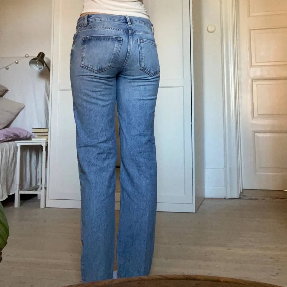 Säljer dessa snygga lågmidjade jeans från Gina Tricot!   I bra skick 👍 Säljer pga att de är lite för små Midjemått rakt över = 41 cm  Innerbenslängden = 79 cm. Jeans & Byxor.