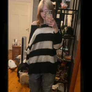 Vit och svart randig kofta  - Super fin svart och vit randig kofta 