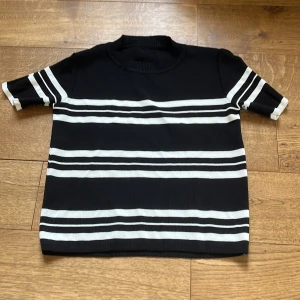 Stickad t-shirt - Randig t-shirt i okej kvalitet