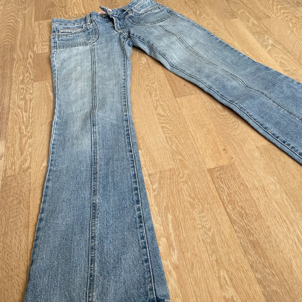 Jätte snygga low waist bootcut jeans . Jeans & Byxor.